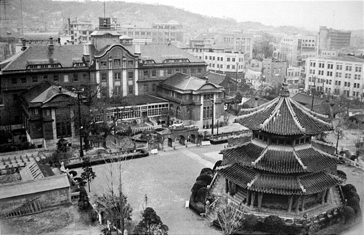 1959년 원구단과 황궁우 _ 현재는 조선호텔이 들어서 있음